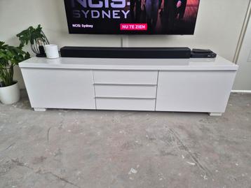 Zeer net tv meubel Ikea beschikbaar voor biedingen