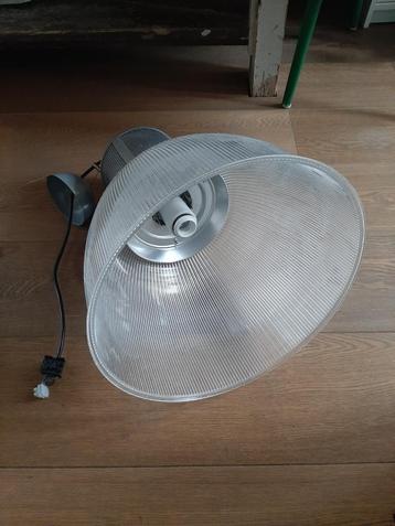 Gratis retro industriële hanglamp beschikbaar voor biedingen