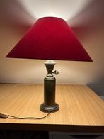 Schemerlamp - messing voet - donker rode kap, Huis en Inrichting, Lampen | Tafellampen, Ophalen, Gebruikt, Landelijk, 50 tot 75 cm