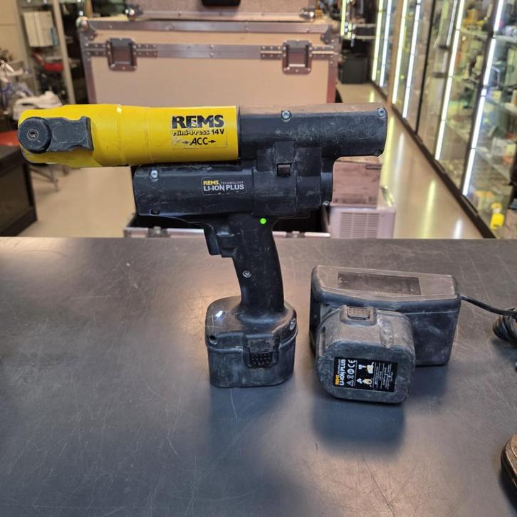 REMS Mini-Pres Accu Li-ion 14v + 2x accu + lader + 3 bekken, Doe-het-zelf en Verbouw, Gereedschap | Overige machines, Zo goed als nieuw