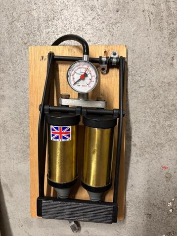 Voetpomp dubbel beschikbaar voor biedingen