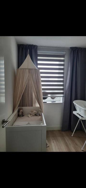 Neutrale taupe klamboe met standaard voor babykamer beschikbaar voor biedingen