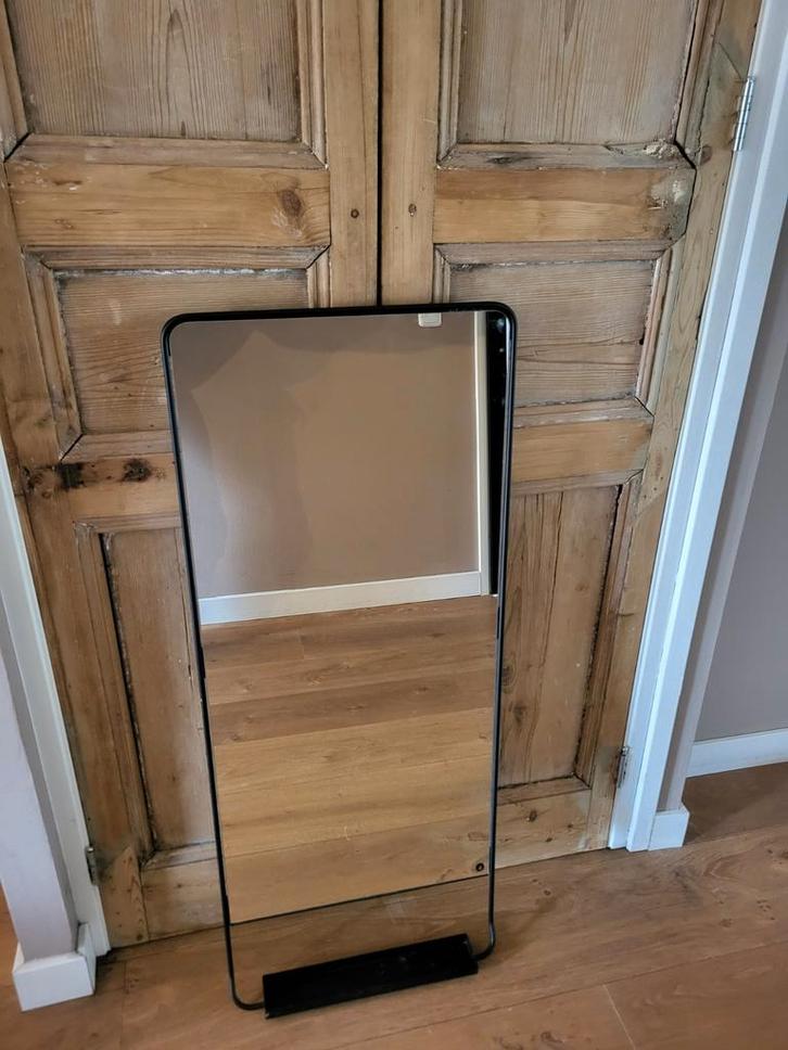 Spiegel House Doctor met zwarte stalen frame, Huis en Inrichting, Woonaccessoires | Spiegels, Zo goed als nieuw, Minder dan 50 cm