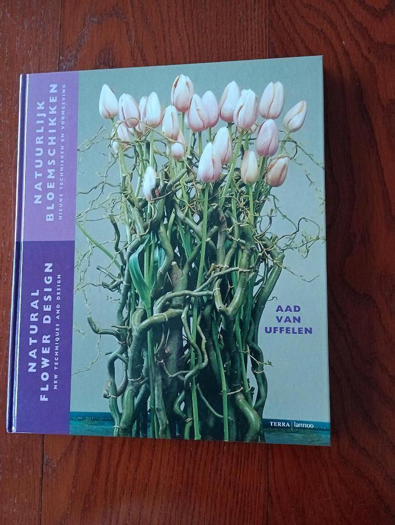 NATUURLIJK BLOEMSCHIKKEN / NATURAL FLOWER DESIGN NIEUW !!, Boeken, Nieuw, Ophalen of Verzenden, Aad van Uffelen, Overige onderwerpen