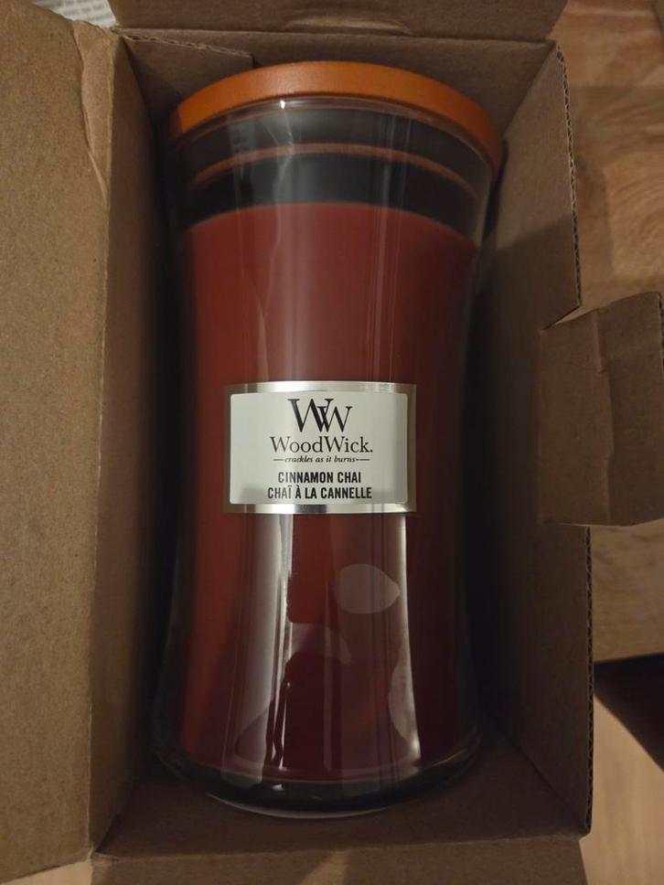 WoodWick Cinnamon Chai Kaars, Huis en Inrichting, Woonaccessoires | Kandelaars en Kaarsen, Zo goed als nieuw, Kaars, 25 tot 50 cm