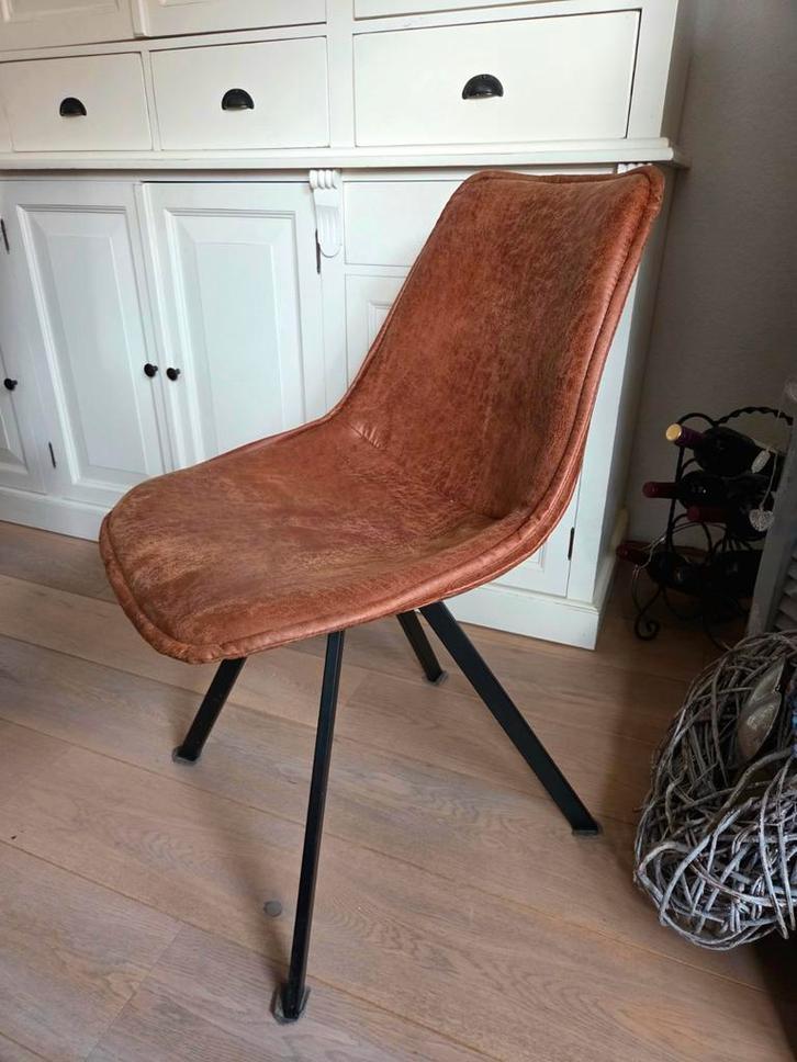 8 Bruine Suède Kuipstoelen met Zwarte Poten, Huis en Inrichting, Stoelen, Zo goed als nieuw, Leer, Bruin, Ophalen of Verzenden