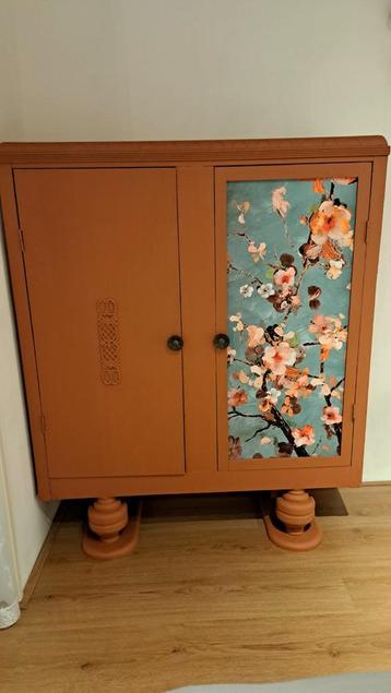 Vintage Kast met Bloemenprint beschikbaar voor biedingen