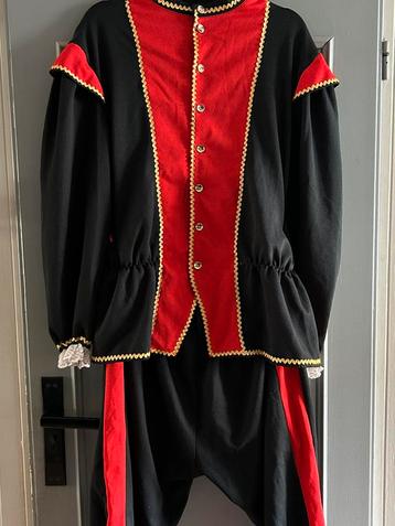 Officiële pietenpam rood met zwart beschikbaar voor biedingen