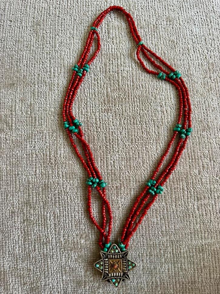 Traditionele Tibetaanse /Nepalese ketting., Sieraden, Tassen en Uiterlijk, Kettingen, Gebruikt, Overige materialen, Rood, Met hanger