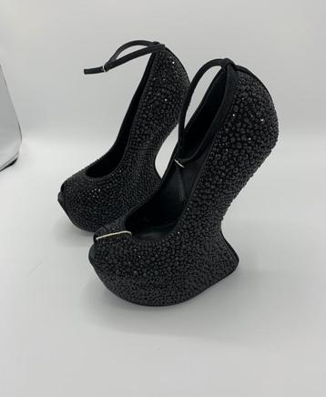 Giuseppe Zanotti beschikbaar voor biedingen