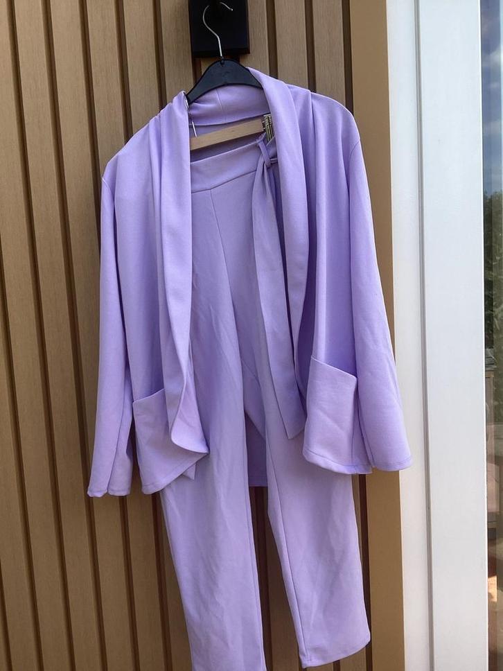 Lila pak mt 40-44, Kleding | Dames, Jasjes, Kostuums en Pakken, Zo goed als nieuw, Kostuum of Pak, Maat 42/44 (L), Overige kleuren