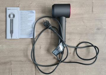  Dyson Supersonic föhn (Fuchsia) met 2 opzetstukken beschikbaar voor biedingen