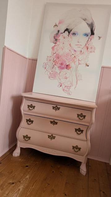  Brocante buikkastje + nachtkastje set – oudroze pareltjes beschikbaar voor biedingen