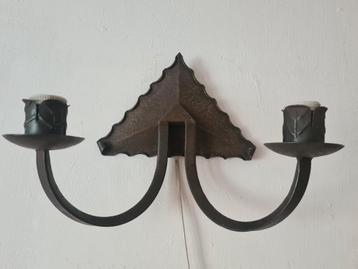 Art deco Amsterdamse school gepatineerd ijzeren wandlamp.  beschikbaar voor biedingen