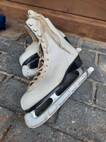 Kunstschaatsen wit! beschikbaar voor biedingen