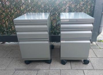 2 metalen ladekasten op wielen beschikbaar voor biedingen