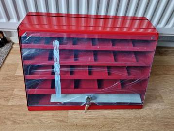 Boortjes metalen opbergbox incl. slot beschikbaar voor biedingen
