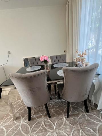 Eettafel met 4 stoelen  beschikbaar voor biedingen
