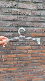 3 kratten met kleding hangers, Ophalen, Hout