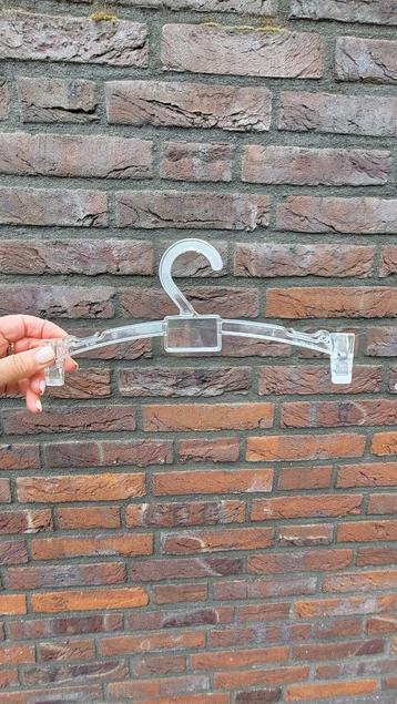 3 kratten met kleding hangers  beschikbaar voor biedingen