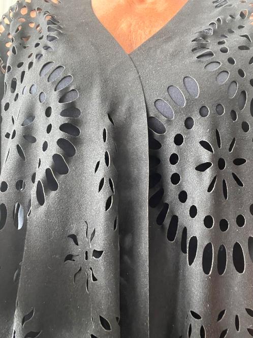 Aparte Zwarte Open Omslagdoek/Cape, Kleding | Dames, Grote Maten, Zo goed als nieuw, Jas of Mantel, Zwart, Ophalen of Verzenden