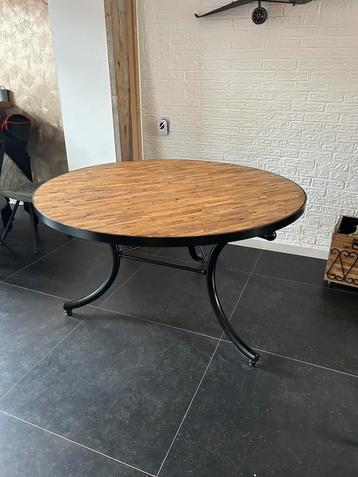 Ronde eet tafel beschikbaar voor biedingen