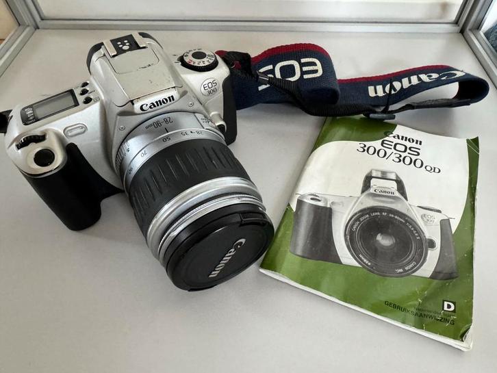 Canon EOS 300 analoge spiegelreflexcamera en EW-60C zonnekap, Audio, Tv en Foto, Fotocamera's Analoog, Gebruikt, Spiegelreflex