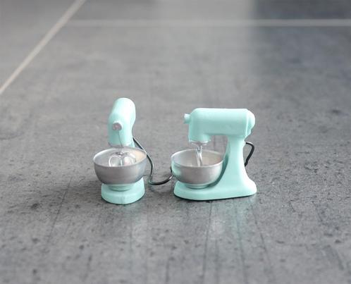Staande mixer met kom keuken miniatuur nieuw 1:12 Turquoise, Verzamelen, Poppenhuizen en Toebehoren, Nieuw, Poppenhuis, Ophalen of Verzenden