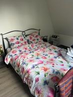 Tweepersoons metalen bed met nachttafeltjes zeer goede staat, Ophalen, Zo goed als nieuw, Tweepersoons