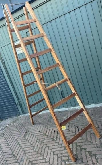 Prachtige oude houten A-trap.  beschikbaar voor biedingen