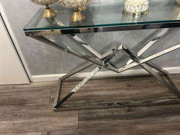 Stijlvolle sidetable met glazen blad beschikbaar voor biedingen