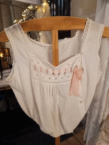 Oud corset hemdje met roze lint🌹 beschikbaar voor biedingen