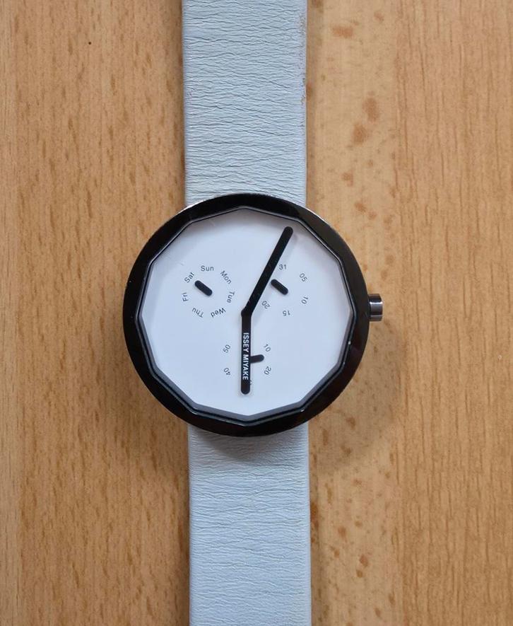 Issey Miyake "TO" Horloge – Uniek Design Unisex, Sieraden, Tassen en Uiterlijk, Horloges | Dames, Zo goed als nieuw, Overige merken