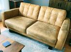 Bruin/oker gele tweezitsbank van micro leder., Huis en Inrichting, Banken | Bankstellen, Ophalen, Gebruikt, 150 tot 200 cm, Tweepersoons