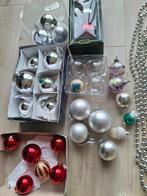 Set diverse kerstballen, kettingen, slingers zilver en rood, Diversen, Kerst, Ophalen, Zo goed als nieuw