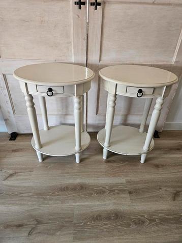 2 Brocante bijzettafels / nachtkastjes beschikbaar voor biedingen