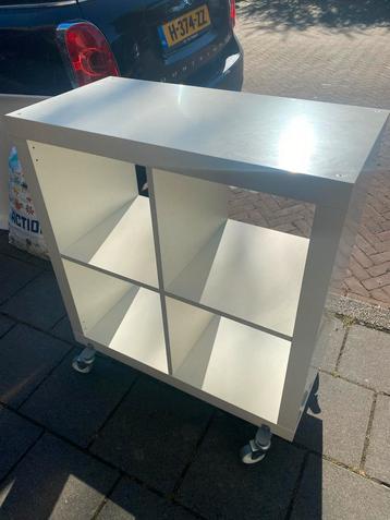 Witte Kallax kast op wielen beschikbaar voor biedingen