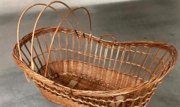 Leuke rotan babywieg bruin beschikbaar voor biedingen