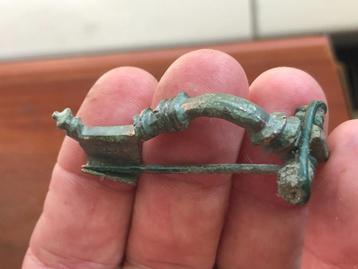 Romeinse VERSIERDE boog FIBULA met RINGEN bodemvondst  beschikbaar voor biedingen