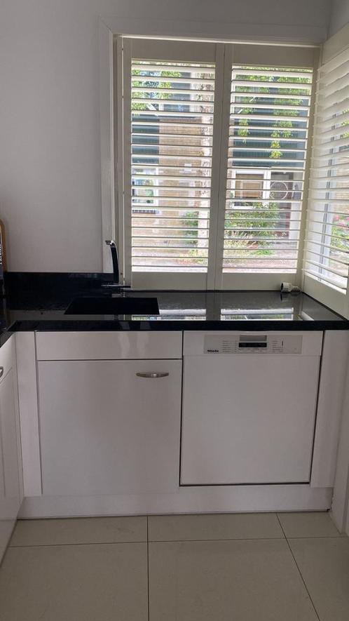 Hoogglans witte hoekkeuken met granieten blad, Huis en Inrichting, Keuken | Complete keukens, Zo goed als nieuw, Hoekkeuken, Wit