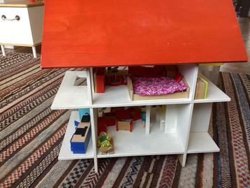 Houten demontabel compleet poppenhuis beschikbaar voor biedingen