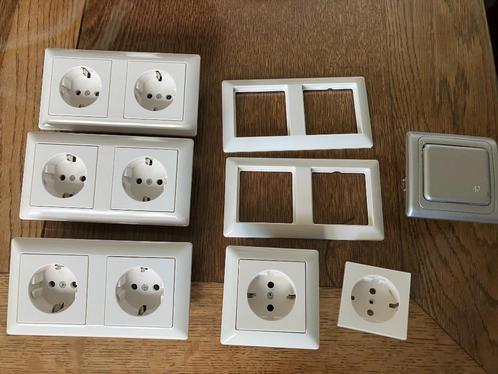 Elektra inbouw stopcontacten wandcontactdoos en raampjes, Doe-het-zelf en Verbouw, Elektra en Kabels, Zo goed als nieuw, Stopcontact