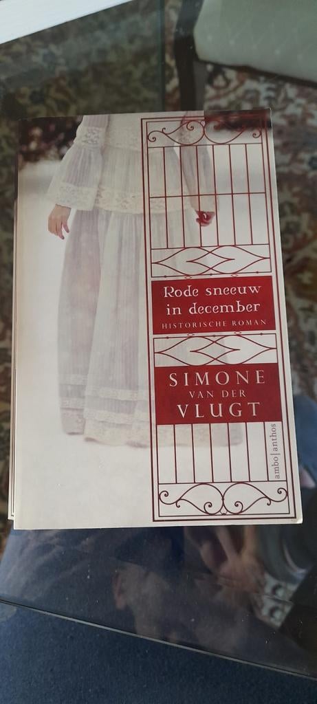 Simone van der Vlugt - Rode sneeuw in december, Boeken, Ophalen of Verzenden, Gelezen, Simone van der Vlugt