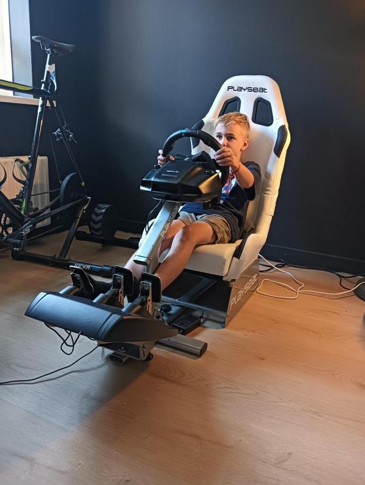 Wit leren Playseat met logitech stuur en pedalen, Spelcomputers en Games, Spelcomputers | Overige Accessoires, Zo goed als nieuw