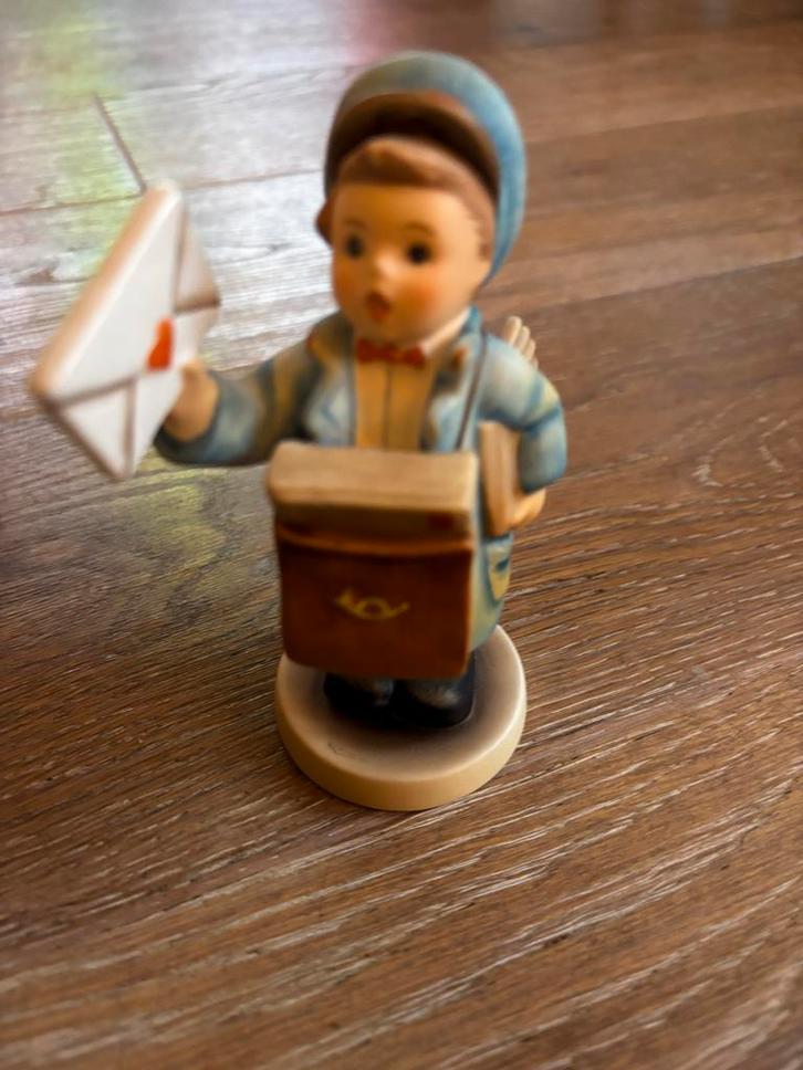 Goebel Hummel Beeldje - Postbode, Antiek en Kunst, Antiek | Keramiek en Aardewerk, Ophalen of Verzenden