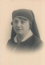 Foto op postkaart. Onbekende Katholieke zuster in het zwart, Gebruikt, Foto, Ophalen of Verzenden, Voor 1940