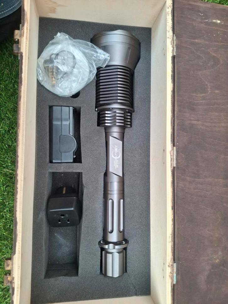 Krachtige LED Zaklamp - Nieuwstaat!, Caravans en Kamperen, Zaklampen, Zo goed als nieuw, Accu, Ophalen
