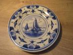 Delfts blauw bord met boten porceleyne porseleinen fles, Antiek en Kunst, Ophalen of Verzenden