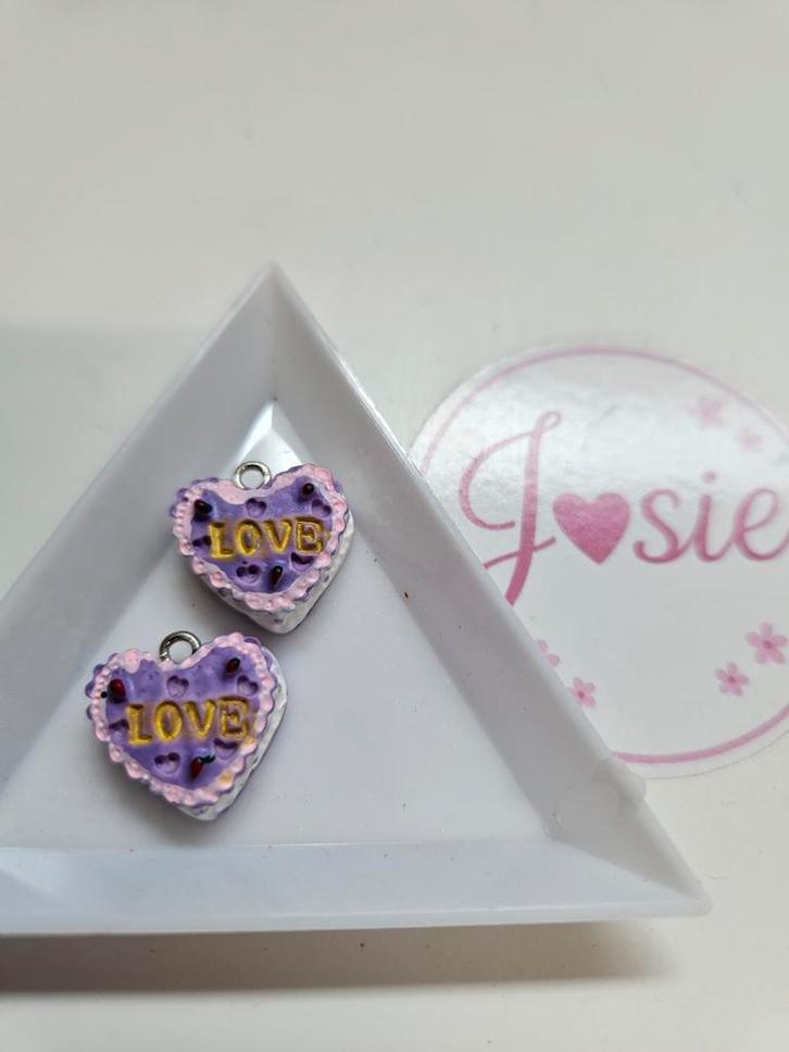 Lila taartjes bedels #931, Hobby en Vrije tijd, Kralen en Sieraden maken, Nieuw, Bedel, Ophalen