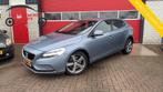 Volvo V40 1.5 T3 Nordic+ AUTOMAAT / TREKHAAK / FULL LED / ST, Auto's, Euro 6, 4 cilinders, 700 kg, Blauw